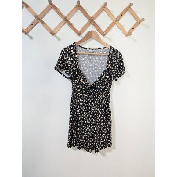 Urban Outfitters Black Floral Short Sleeve V-Neck Romper - Size M - Picture 1 of 6